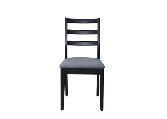 Cadeiras estofadas pretas simples e à moda da sala de jantar