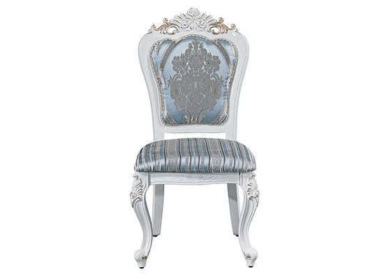 Cadeiras de madeira cinzeladas luxuosas da sala de jantar do restaurante da família